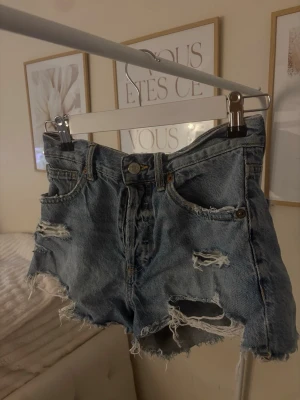 blå jeansshorts - Säljer nu dessa högmidjade blåa jeansshortsen ifrån Zara. Då det tyvärr inte kommer till användning 💗