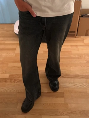 Vintage jeans - Säljer ett par urtvättade svarta jeans som är vintage, dem funkar utmärkt för mig som bär 31 | 32 och är i grymt bra skick, köptes i Italien för nått år sedan för över 1k så detta pris är ett kanonbra kap för dig som letar schyssta jeans som lägger sig fint över skorna.