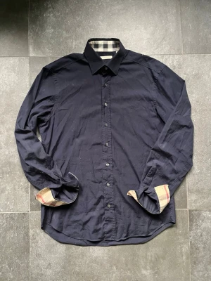 Burberry skjorta  - Tjena, säljer nu denna riktigt snygga och populära burberry skjortan, den är i bra skick utan några skador, hör av er vid frågor och funderingar🙌🤝 