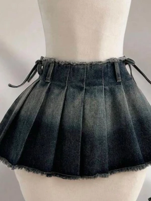 Jeanskjol med veck  - Snygg jeanskjol med veck som knyts med knytband på vardera sida, mycket sparsamt använd