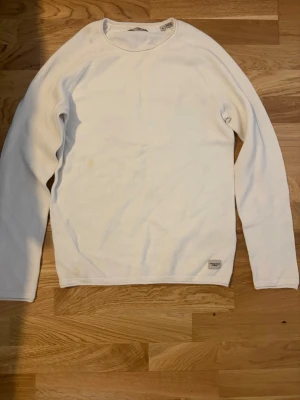 Jack & Jones Vit Waffle Long Sleeve – Strl S - Säljer en vit långärmad tröja från Jack & Jones i storlek S. Tröjan har ett stilrent waffle-mönster och passar perfekt till både jeans och chinos. Använd men i bra skick.  ✔️ Märke: Jack & Jones ✔️ Storlek: S ✔️ Färg: Vit ✔️ Bra skick ✔️ Skickas snabbt eller kan hämtas efter överenskommelse.  Hör gärna av dig om du vill ha fler bilder eller har några frågor!
