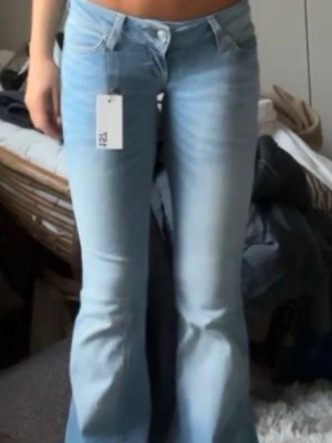 Lågmidjade jeans ljusblåa - Storlek XXS/short passar mig perfekt i längden som är 162. Skulle säga att dom sitter bra på mig som är xs normalt. Modellen är Blaize lågmidjade. Nypris 400. Använda typ 3 gånger inget fel på dom alls. Säljer billig pga måste sälja/rensa min garderob innan jag flyttar 🤗