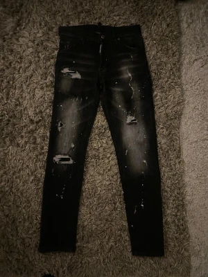 svarta dsquared2 jeans - svarta dsquared2 jeans med slitningar, sitter slim