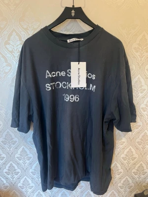 ÄKTA Acne studio t shirt  - Storlek L, använd några gånger men är såklart i toppskick fortfarande👍. Kvitto finns så äktenhetskapet kan visas igenom det. Fungerar både på tjejer och killar.
