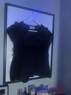 Svart neo noir blus - Jätte fin neo noir blus som tyvärr är för liten för mig strl M men känns som S💕