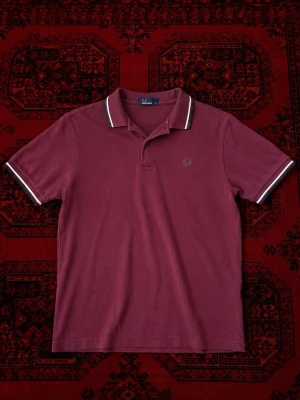 Vinröd pikétröja från Fred Perry - Snygg vinröd piké ifrån fred Perry.| Skick 9/10 utan några defekter | storlek EU S herr | tvättas och fräschas upp innan frakt! | pris går att diskuteras vid bundle köp / snabbaffär 💯🤝