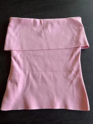 Ljusrosa bandeau tubtopp från Zara - Säljer en snygg ljusrosa bandeau tubtopp från Zara. Toppen är ärmlös och har en enkel, clean design i mjukt bomullsmaterial. 