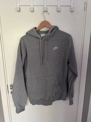 Nike hoodie  - Säljer en Nike hoodie i gott skick, den är använd en del men har inga defekter, hör av er vid frågor!