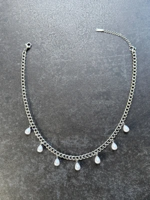 Silverfärgat 6mm bred halsband med  pärlor - Elegant halsband i silverfärgat rostfritt stål från Diavansa – finns även i guldpläterad variant. Matchande örhängen finns i en separat annons.  Smycket är 6 mm brett och har en justerbar längd mellan 42–50 cm, vilket gör att det passar perfekt oavsett stil och tillfälle. Nickeltestad och handgjort.8