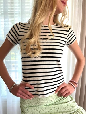Randig t-shirt - Säljer en jättefin randig t-shirt🤍Lillasyster på bilden💞