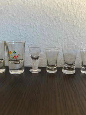 Blandade shotglas & en äggkopp - Blandade shotglas och en äggkopp. Två av glasen har blommönster.  Skick kan ses på bilder!!