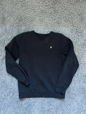 Lyle & Scott Sweatshirt  - Storlek 15/16 passar Xs eller small, fint skick!