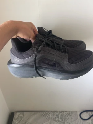 Svarta quiltade Nike sneakers -  Nyrpis!!! 1299krSäljer ett par svarta sneakers från Nike med quiltad ovandel och tjock sula. Skorna har snörning och diskret Nike-logga på sidan och tån. Materialet är en mix av textil och syntet, vilket ger en modern och sportig look.