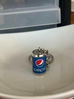 Nyckering pepsiburk💙 - Nyckelring som jag satt ihop själv💕