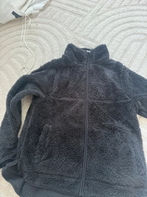 Svart teddyjacka från 157 - Mysig svart teddyjacka från 157 med dragkedja framtill och två fickor. I storlek S mysig till höst! 