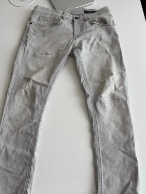 Dondup George slim jeans - Snygga dondup George jeans i slim fit knappt använd skriv för mer info.