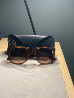 Rayban solglasögon ( riktiga ) - Säljer ett par riktiga rayban solgalsögon, använda 2-3 gånger, skriv vid frågor eller funderingar, Med vänlig hälsning, TAR EMOT BUD MEN INGA SKAMBUD!! 