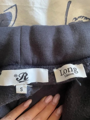 Mörkblå mjukisbyxor Long Edition - Mörkblå mjukisbyxor från Long Edition (russemerch) i storlek S. Bra skick!!