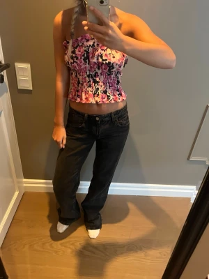 Bandeau topp - En blommig bandeau topp i storlek xs/s 
