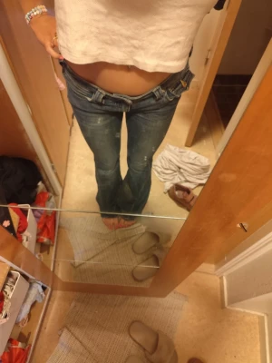 True religion jeans  - Low waist True religion jeans i modell Joey, strl 27. Lite slitna nertill. För långa och för stora för mig 