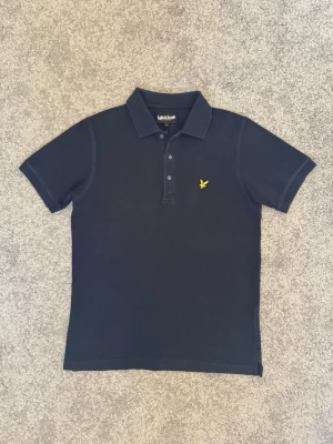 Marinblå pikétröja från Lyle & Scott - Snygg mörkblå pikétröja från Lyle & Scott | Skick: 7/10 inga defekter | Storlek EU S | Tvättas och fräschas till innan frakt | hör av er vid fler frågor och funderingar🤝