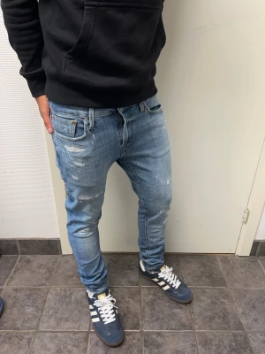 Jack & Jones jeans - Feta jeans från Jack&Jones. Mycket bra skick. Modell: Skinny/Liam. A=37CM B=97CM C=14CM. Modellen är 173cm, 64kg. Pris kan diskuteras!!!