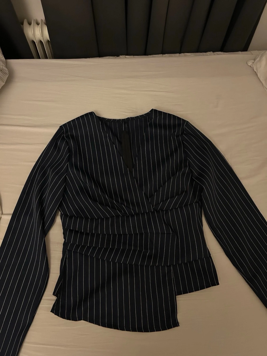 Mörkblå blus med vita ränder - 1