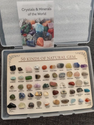 Samling med 50 olika ädelstenar - Säljer en samling med 50 olika naturliga ädelstenar och mineraler i en genomskinlig ask. Stenarna varierar i färg, form och material, inklusive rosenkvarts, ametist, tigeröga, obsidian och många fler. Perfekt för dig som gillar kristaller och vill ha en unik accessoar till smycken eller dekoration.