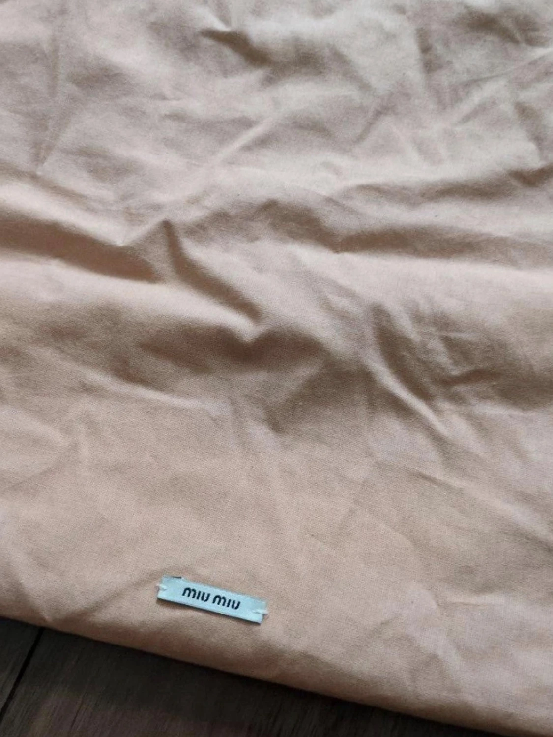 Svart handväska från Miu Miu - 5