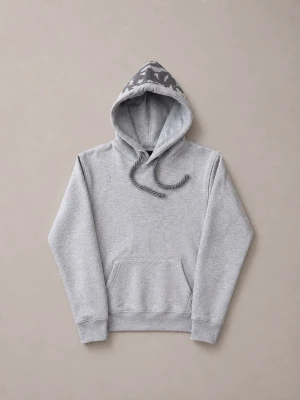 Syna World OG - Snygg grå hoodie med tryck på insidan av huvan och klassisk känguruficka framtill. Tröjan har dragsko i huvan och ribbade muddar vid ärmslut och nederkant. Perfekt för en chill och avslappnad stil. ALLA TILLBEHÖR MEDFÖLJER (Påse, klistermärken och nyckelring)