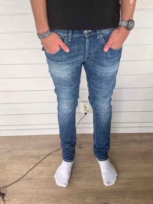 Dondup jeans  - Dondup jeans - modell George. Storlek 30, skriv för mått.