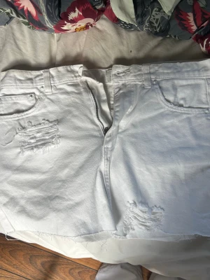 Vit jeanskjol - Vit fin jeanskjol. Klippt den lite kortare än den va när jag köpte den❤️