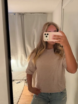 Beige stickad tröja & Other Stories - Säljer en beige stickad tröja från & Other Stories. Tröjan har rund halsringning, halvlånga ärmar och är gjord i ett mjukt material som känns lyxigt. Perfekt att styla med jeans eller kjol för en enkel men snygg look.