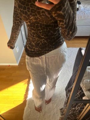 Leopardmönstrad långärmad topp - Säljs inte längre. Storlek M men skulle säga att den sitter som en S/M. Snygg långärmad topp med leopardmönster i bruna och svarta toner. Figurnära passform och rund halsringning. Perfekt för dig som vill sticka ut lite extra med ett djurmönstrat plagg. 