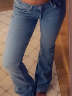 Lowwaist blå bootcut jeans från lager 157 - Använda en gång, byxorna är omsydda lite för att bli med low waist, dom var redan omsydda på bilden där jag har på dem så de ser ut sådär. Säljer för att de ej passar mig mer😊
