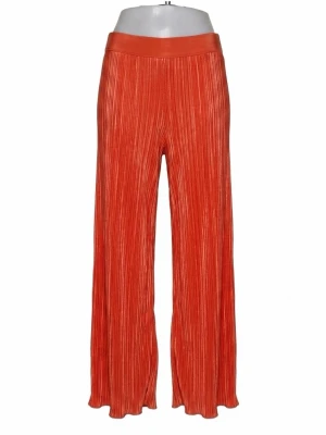 Orangea plisserade leggings från Lindex - Snygga orangea leggings från Lindex med plisserad struktur och bred resår i midjan. Modellen är rak och har en lätt glansig finish som ger en trendig look. Perfekta att styla med en oversized t-shirt eller hoodie.