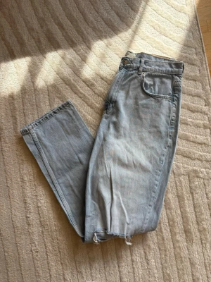 Perfect jeans - Perfect jeans ifrån Gina Tricot. Rak modell. Ljus denim blå. Storlek 42. Fint skick, använda sparsamt då de egentligen är för stora. 