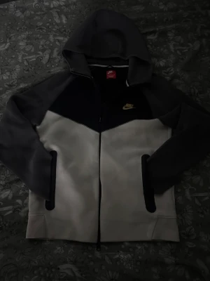 Nike Tech  - Nike Tech köpt på JD Sport.                                          Unisex tröja passar alla kön.