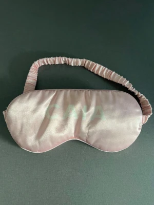 Ljusrosa sovmask från CAIA - Snygg och mjuk sovmask i ljusrosa satin från CAIA. Masken har ett elastiskt band som sitter bekvämt runt huvudet och en diskret logga framtill. Perfekt för att blockera ljus och få en bättre sömn. En tråddragning men oanvänd.