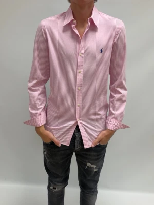 Ralph lauren skjorta  - Go rosa Raffe skjorta som är köpt på NK i Gbg. Är 190 väger 75 kg 