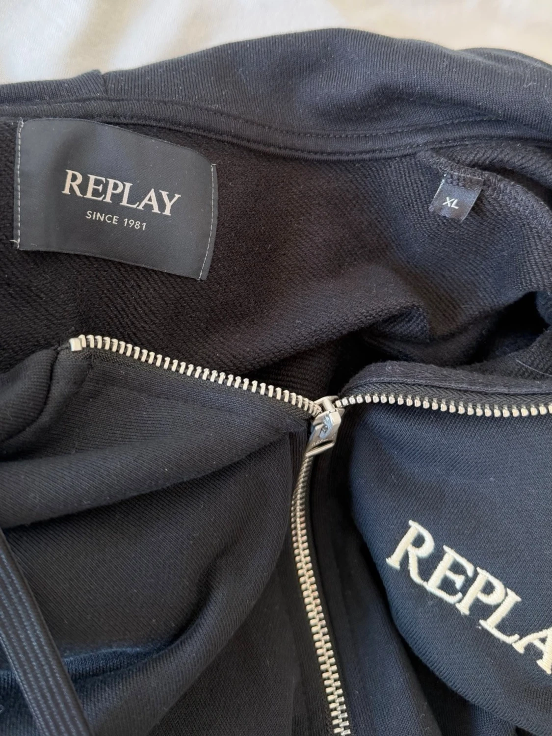 Svart zip hoodie från Replay - 1