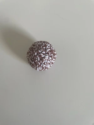 Virkad chokladboll - En handvirkad chokladboll i brunt och vitt garn. Perfekt som leksak eller dekoration. Passar perfekt till ditt barns leksakskök eller varför inte på ett fat i ditt eget kök