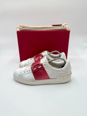 Valentino sneakers  - Hej säljer nu dessa fina valentino open skor  Skick enligt bilder  Postar snabbt och smidigt   Hör av er vid frågor eller funderingar
