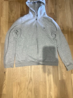 2st Lacoste hoodies - 2 st snygga och bekväma Lacoste hoodies som är perfekta i vardagen. Knappt använda, 500kr st. Nypris: 1400kr st