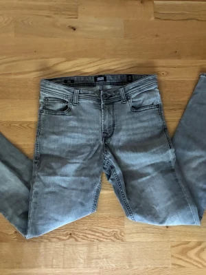 Jack & Jones  - Grå Slim fit Jack & Jones byxor med fem fickor, storlek  158/13Years, perfekt till hösten och skolstart