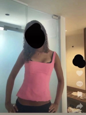 Rosa topp från Zara  - Snygg rosa linnetopp med breda axelband och figurnära passform. Toppen har en lätt utsvängd nederkant och fyrkantig urringning som ger en trendig look. Perfekt att styla med jeans eller kjol för en fräsch outfit.