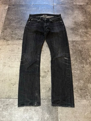 Vintage Our Legacy First Cut Jeans - tja! säljer nu mina our legacy jeans med sjukt feta fades👏 de sitter slim/straight🥹 strlk 29 o i riktigt bra skick bortsett från små lagningar på baksidan av byxan🫡 tveka inte på att skriva ifall ni har fler frågor😉