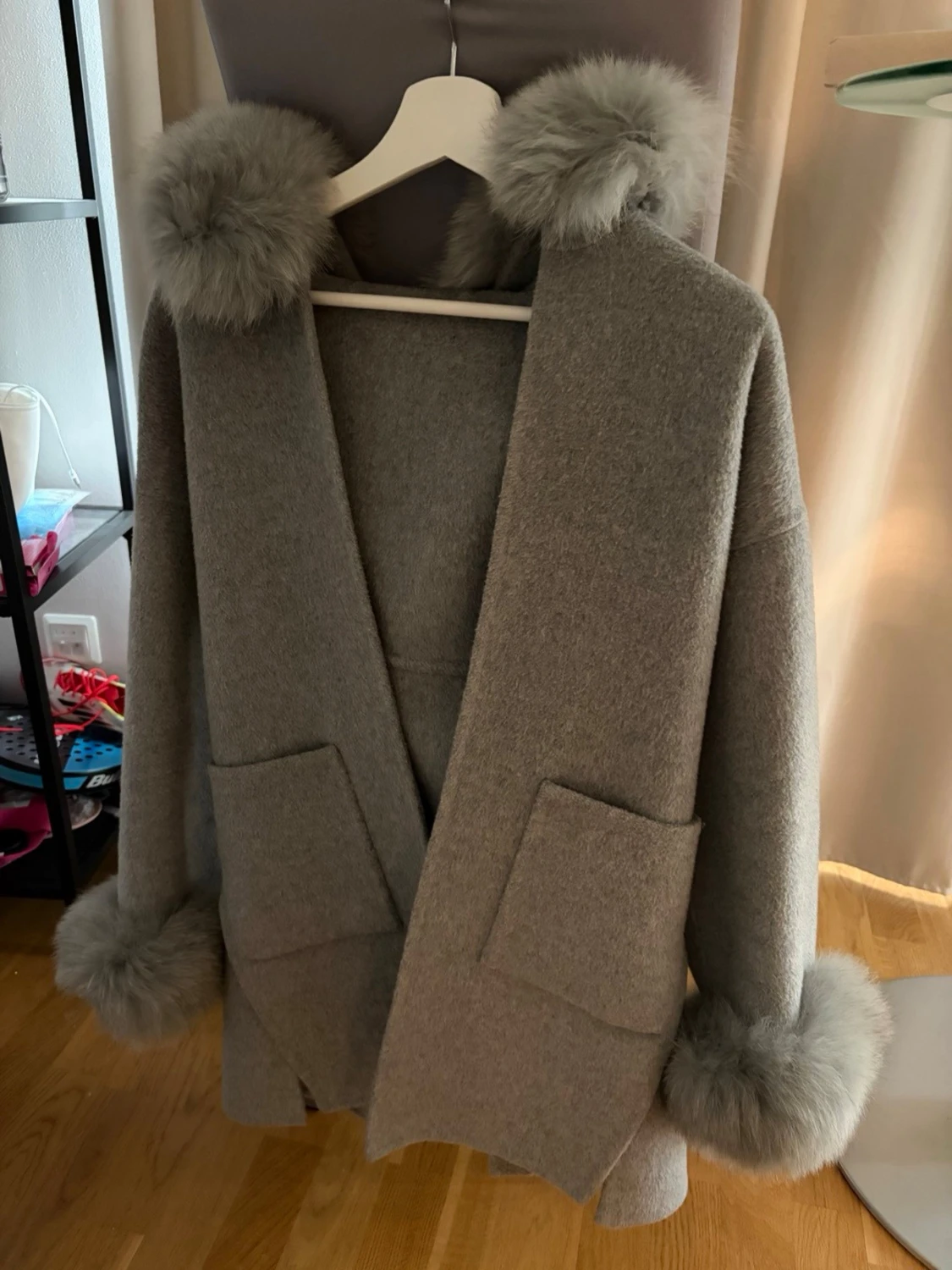Ljusgrå kappa  - 3
