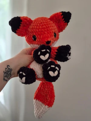 Virkad räv i mjukt garn - Supergullig handvirkad räv i orange, svart och vitt plyschigt garn💕🦊                          ✨️Ca 34cm med svansen