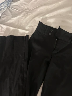 Svarta kostymbyxor från Bershka - Säljer ett par svarta kostymbyxor från Bershka 